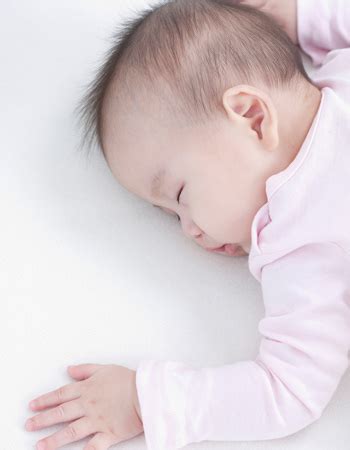 注意新生宝宝的喂养和睡眠