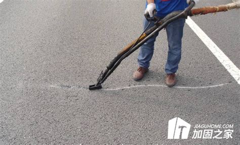 瀝青道路裂縫灌縫膠怎么用的？也就是施工流程。
