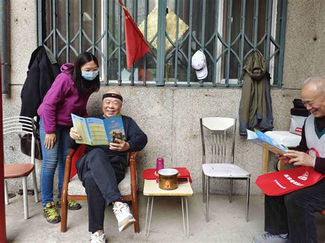 中国留学生接英国独居老人回国
