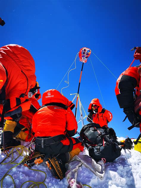 中国登山队登顶珠峰