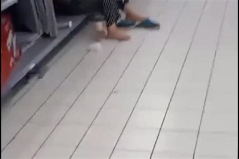 大妈进超市避暑拖鞋躺货架
