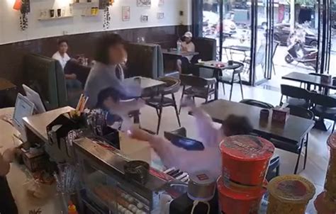 女子奶茶店遭暴打视频