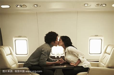 情侣在飞机上亲吻的电影有哪些
