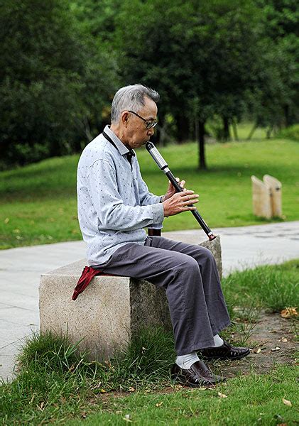 李村公园老人吹笛子