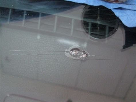 车前玻璃被小石头砸裂