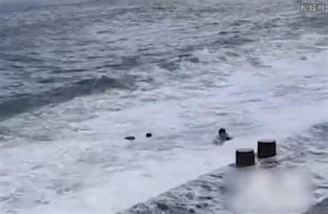 青岛2游客被卷入海中