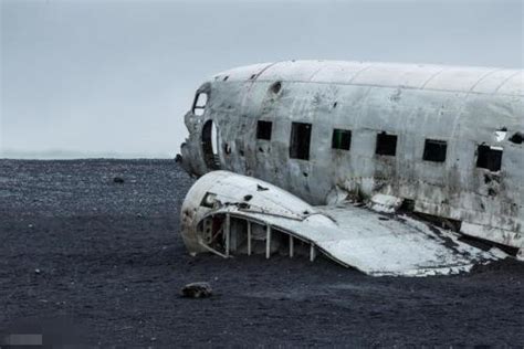 飞机坠毁荒岛空姐