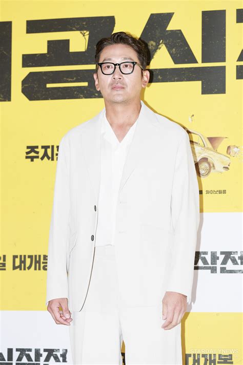 하정우 턱밑