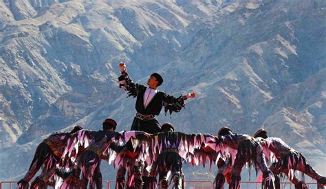 塔吉克族鹰舞的风格特色 (门道文化|塔吉克族鹰舞: 舞姿俊健，舒展柔和)