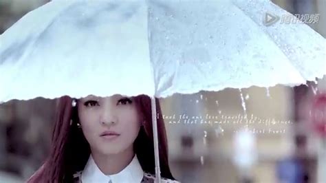 张韶涵《淋雨一直走》 最新单曲试听歌词